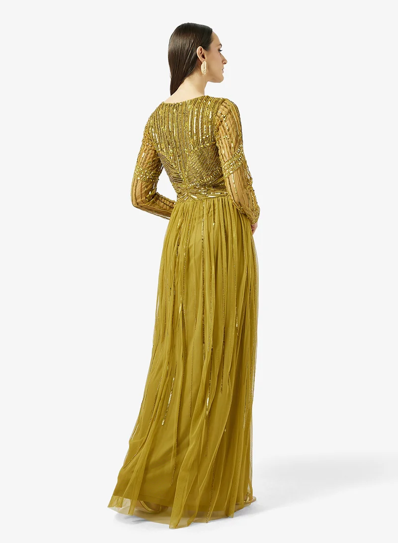 نمشي x فستان سهرة مزين بالخرز بياقة على شكل قلب